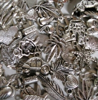100 metalen/tibetaans zilveren bedels
