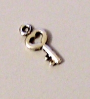 Antique zilveren sleuteltje met hartje 15x7mm 